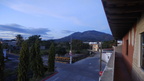 Vista del gimnasio Fire Gym con Volcán de Ipala al atardecer